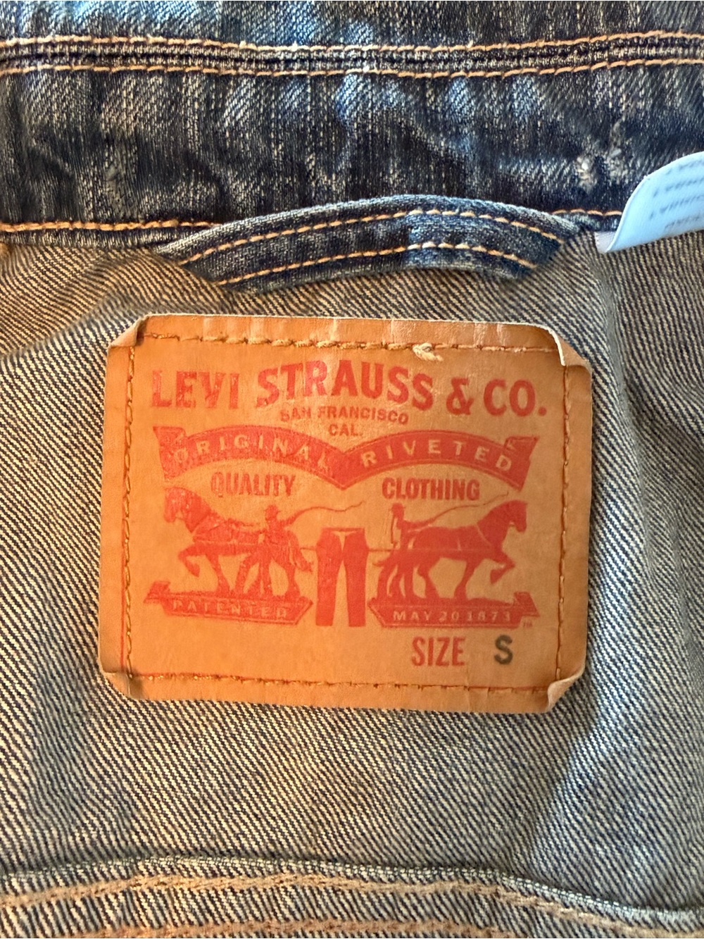 Levi’s Men's Relaxed Trucker Jacket Distressed Raw Torn Away Sleeve Size Small - Picture 11 of 15